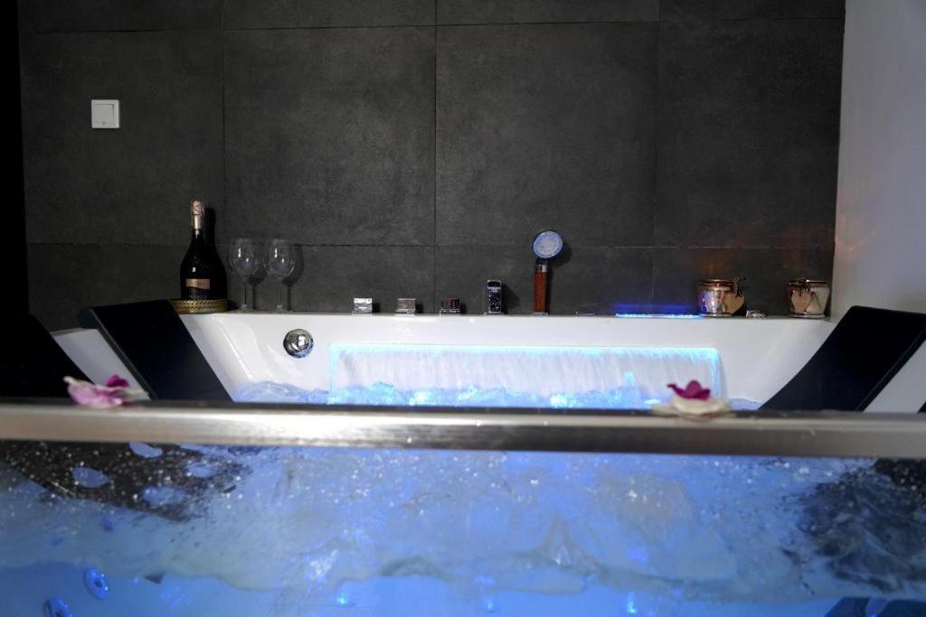 Relax Jacuzzi Apartment Krakow Dış mekan fotoğraf